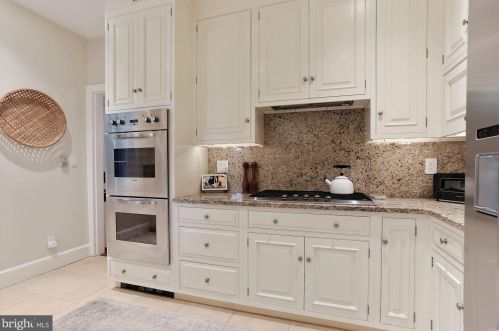 204 Royal St, Alexandria VA  22314-2627 exterior