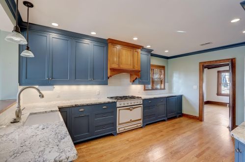 725 Lk Vw Ave, Milwaukee WI 53217-4857 exterior