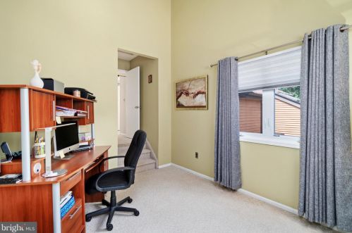 9 Riverbend Dr, New Brunswick NJ 08902-1100 exterior