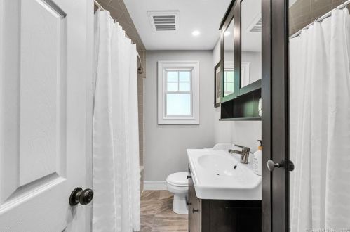 360 Taylor Rd, Enfield CT 06082-4042 exterior