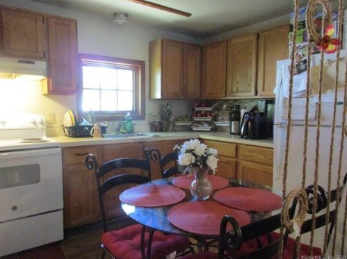 324 Oak Ave, Torrington CT 06790-6538 exterior