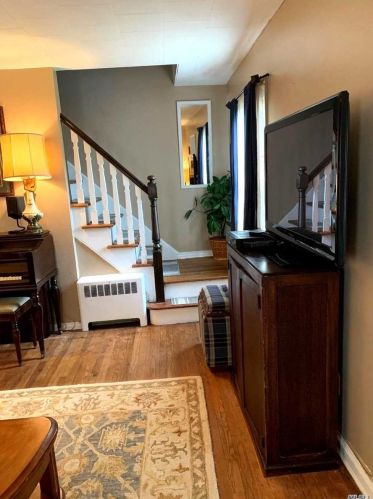 130 Haig Rd, Valley Stream NY 11581-2110 exterior