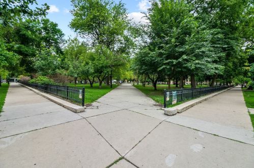 33 Delaware Pl, Chicago IL  60610-8115 exterior