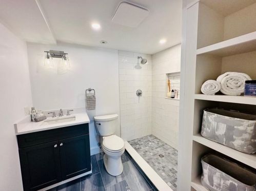 166 Ruggles Ave, Middletown RI 02840-4351 exterior