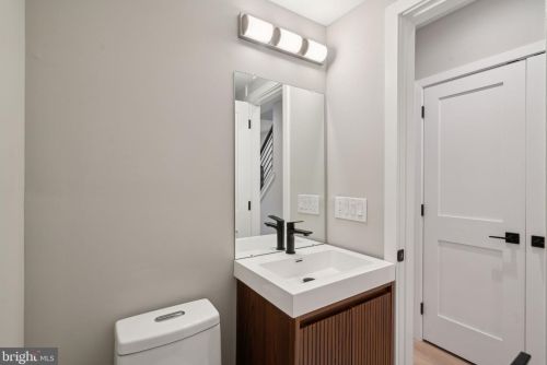 2200 Kater St, Philadelphia PA 19146-1139 exterior