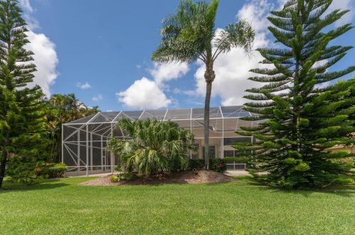 8225 Desmond Dr, Boynton Beach FL 33472-5014 exterior