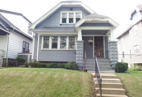 2607 51st St, Milwaukee, WI 53219-3226