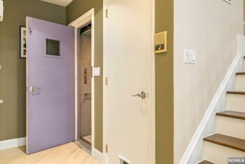 11 Lawrence Ct, Teaneck NJ 07666-6489 exterior