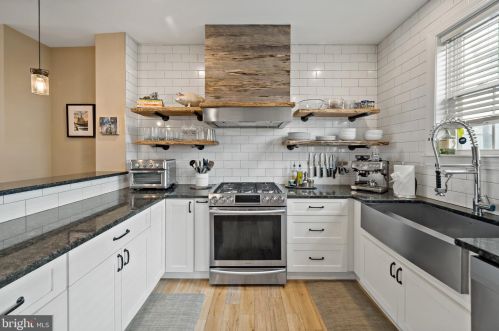 912 American St, Philadelphia PA 19140-5726 exterior