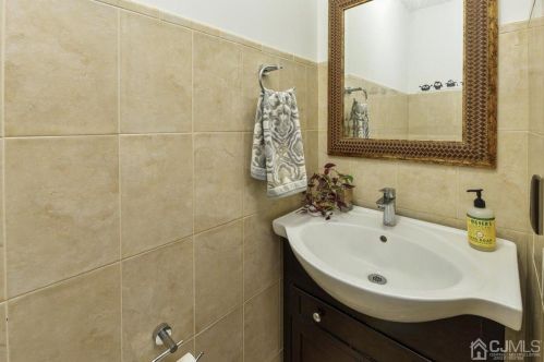 10 Snowflake Ln, Edison NJ 08820-1462 exterior