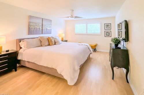 201 Woodshire Ln, Naples FL 34105-7429 exterior