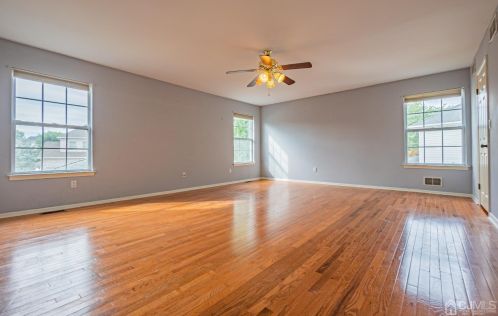 6 Sarah Ct, Edison NJ 08817-2288 exterior