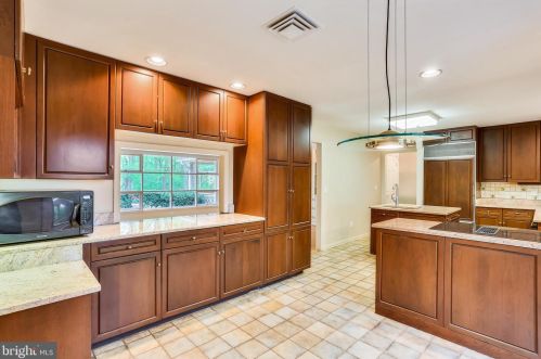 12908 Circle Dr, Rockville MD 20850-3717 exterior