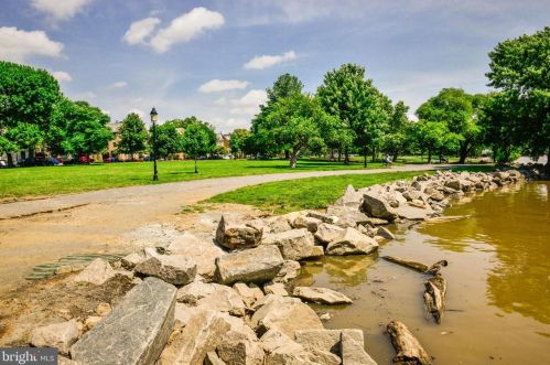 720 Bracey Ln, Alexandria VA  22314-6245 exterior