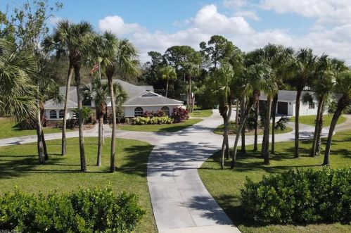 2960 70 St, Naples FL 34105-7219 exterior