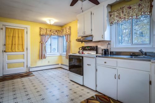 128 Grv St, Dover NH 03820-2990 exterior