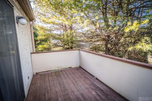 10 Park Gate Dr, Edison NJ 08820-4025 exterior