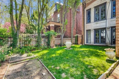 579 Hawthorne Pl, Chicago IL  60657-2922 exterior