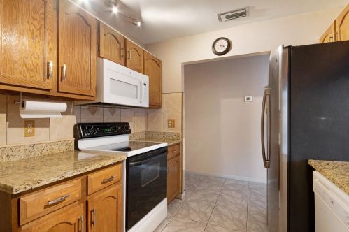 2075 24 Cir, Boynton Beach FL 33426-6578 exterior