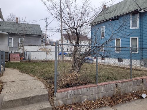 2026 Scott St, Milwaukee WI  53204-2062 exterior