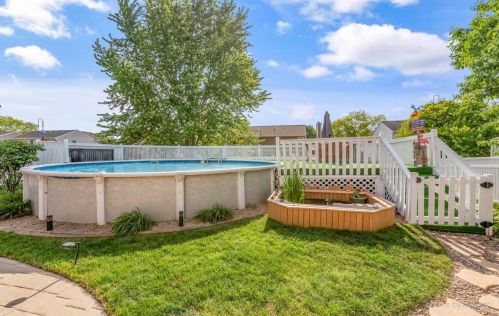 935 Stone Crk Cir, Bull Valley IL 60014-1938 exterior