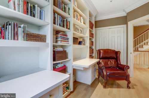 25 Wilkes St, Alexandria VA 22314-3853 exterior