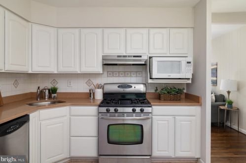 1320 Meadowvale Rd, Glen Burnie MD 21060-7017 exterior