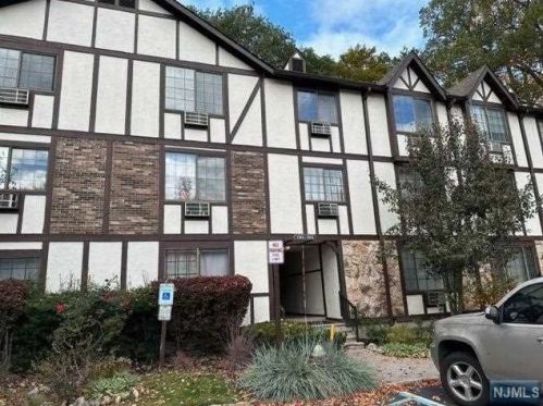 1512 Faulkner Ct, Mahwah NJ  07430-3485 exterior