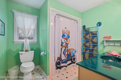 142 Beechwood Dr, Red Bank NJ 07702 exterior