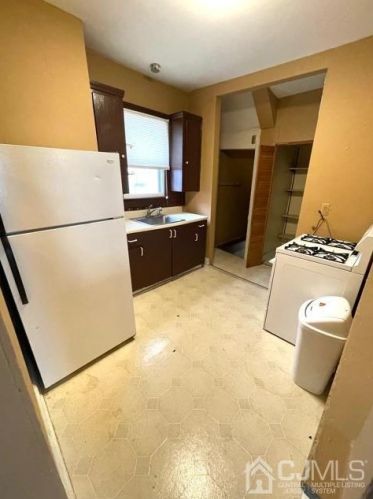 28 Stone St, New Brunswick NJ 08901-1138 exterior