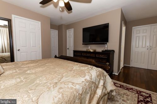 7167 Mill Run Dr, Rockville, MD 20855-1208