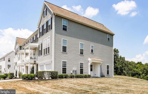 566 Fawn Ln, Hummelstown, PA 17036-7205