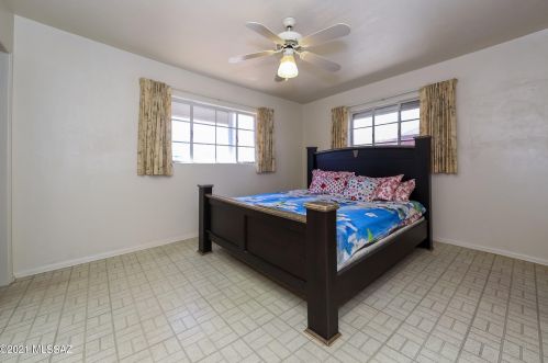 1232 Swan Rd, Tucson AZ 85718-6710 exterior