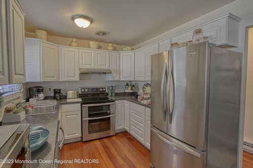 20 Monticello Dr, Lakehurst, NJ 08759-1663