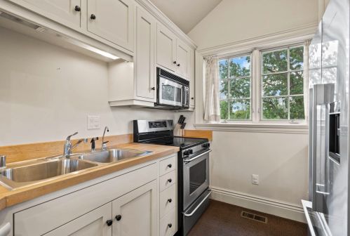 9303 Vly Hl Rd, Milwaukee WI 53217-1039 exterior