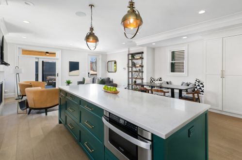 1923 Wellington Ave, Chicago IL 60618-7821 exterior