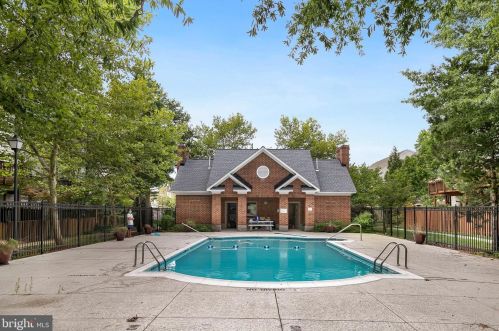 3805 Eisenhower Ave, Alexandria VA 22304-6427 exterior