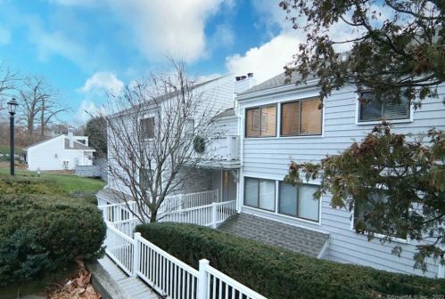 18 Rowayton Woods Dr, Norwalk, CT 06854-3930