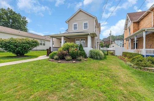 842 6th Ave, Moon Twp, PA 15108-1509