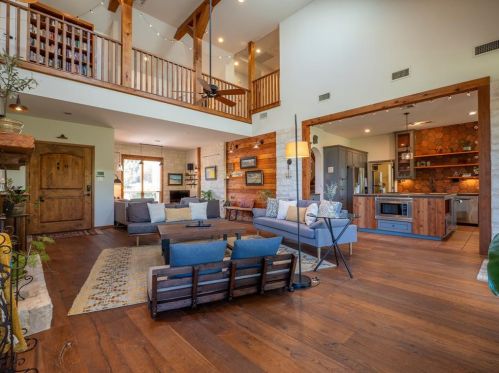 10731 Cassia Dr, Austin TX  78759-6452 exterior