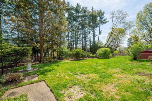 1243 Pinewood Dr, Pittsburgh PA  15243-1811 exterior