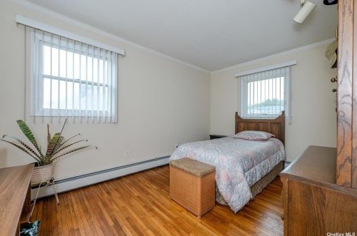 13 Dawson Dr, Valley Stream NY 11581-2939 exterior