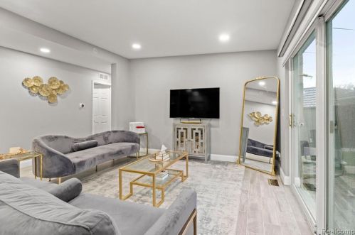 6126 Cambourne Rd, Dearborn Heights MI 48127-3916 exterior