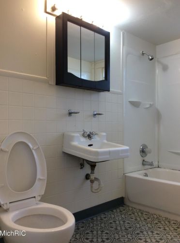 210 Hackley Ave, Meskegon MI 49444-1060 exterior