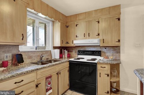 421 Fairview St, Pottstown PA 19464-6136 exterior