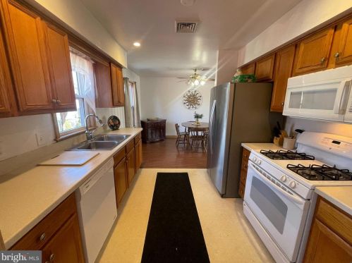 10 Bunting Brg Rd, Cookstown NJ 08511-1101 exterior