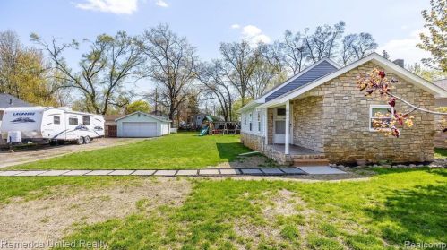 633 Lucille Dr, Walled Lake, MI 48390-2326