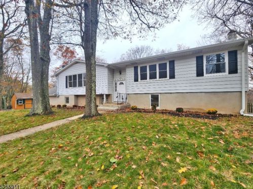 8 Michigan Trl, Hopatcong, NJ 07843-1105