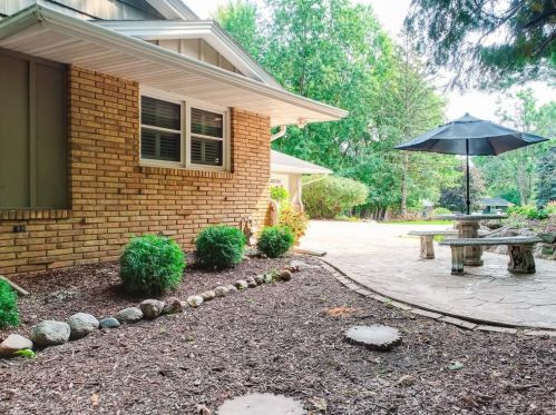 737 Amber Dr, Saint Paul MN 55122-2059 exterior