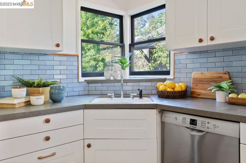 1221 Blake St, Berkeley CA 94702-2014 exterior